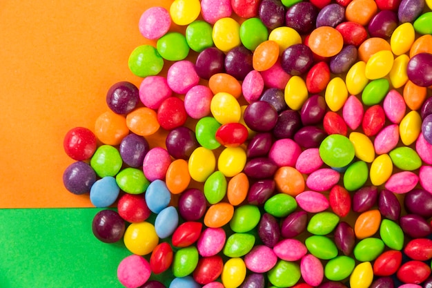 Bonbons Skittles sur la table colorée bonbons sucrés colorés