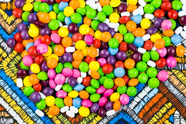 Bonbons Skittles sur la table colorée bonbons sucrés colorés