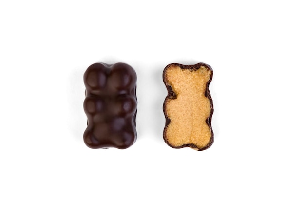 Photo bonbons à souffle en chocolat en forme d'ours sur fond blanc