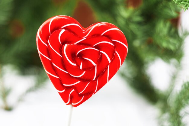 Bonbons sucette sous la forme d'un coeur blanc rouge isolé sur un concept de Saint Valentin floue bokeh