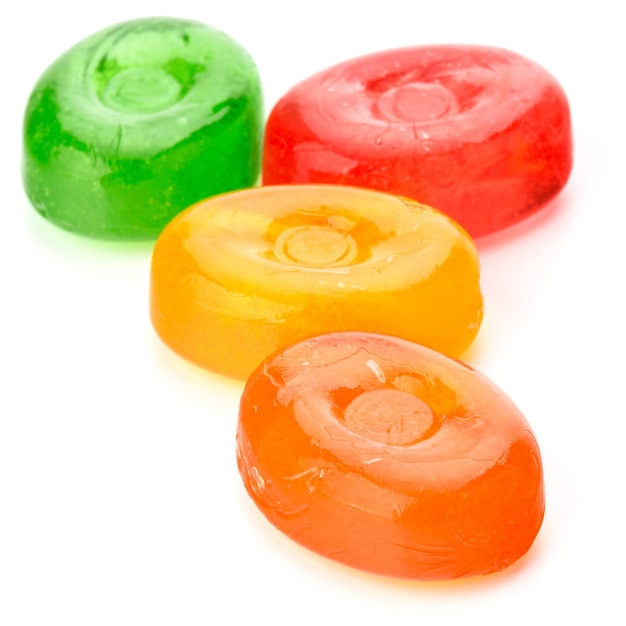 Bonbons de sucre dur aux fruits bouillis sucrés ou prune de sucre isolé sur fond blanc dentelle