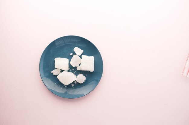 Bonbons de sucre sur une planche de bois sur fond noir