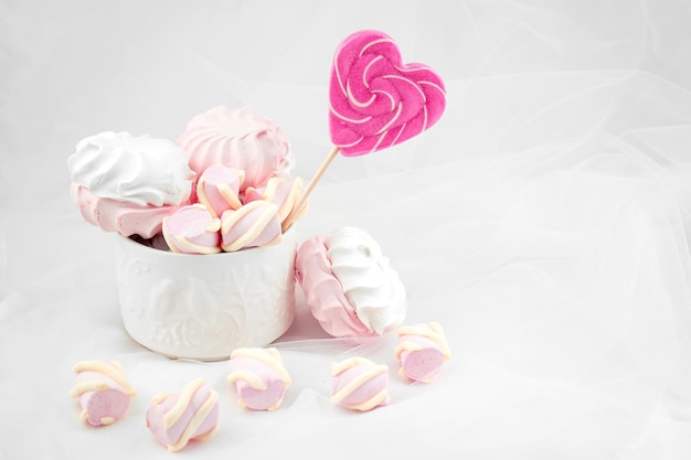 Bonbons et sucreries sur fond blanc Sucette coeur et amour Les sucreries sont nocives pour les dents