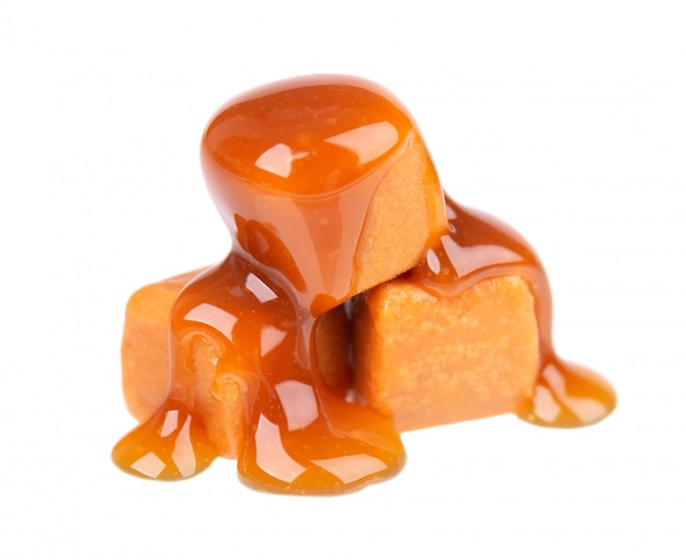 Bonbons sucrés au caramel et sauce, isolés. Caramel délicieux.