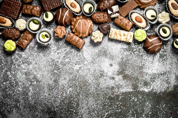 Bonbons sucrés au chocolat.