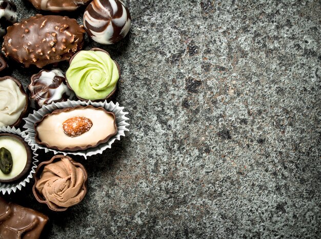 Bonbons sucrés au chocolat.