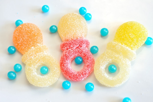 Photo bonbons sucrés sur blanc