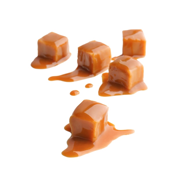 Photo bonbons sucrés avec caramel sur fond blanc