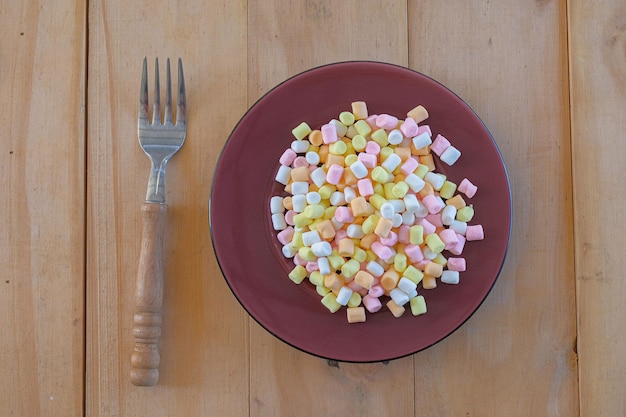 Bonbons sucrés colorés en dise sur bois