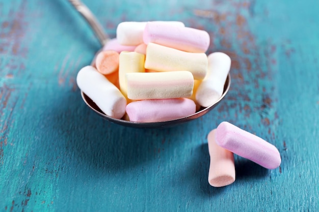 Bonbons sucrés sur fond de bois de couleur