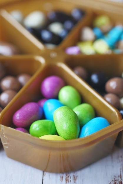 Bonbons sucrés multicolores dans un bol se bouchent