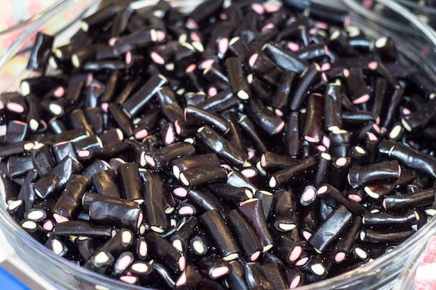 Bonbons sucrés sur une table de marché de rue