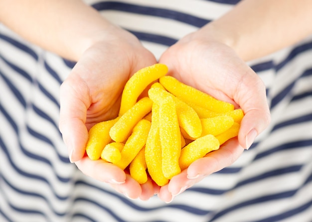 Des bonbons suédois à mâcher avec de la banane dans les mains.