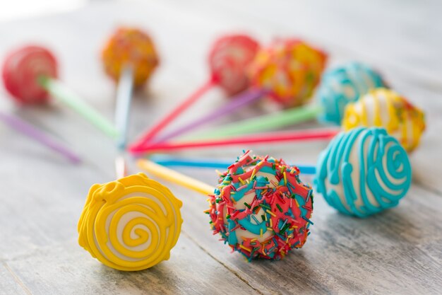 Bonbons sur une surface en bois grise.