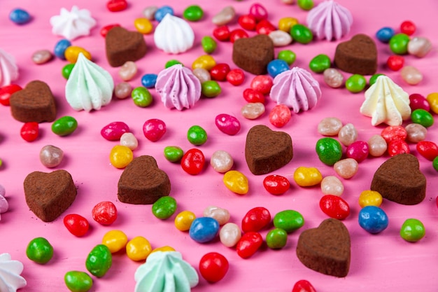 Bonbons sur une table rose. La Saint-Valentin. Bonbons en forme de coeur.