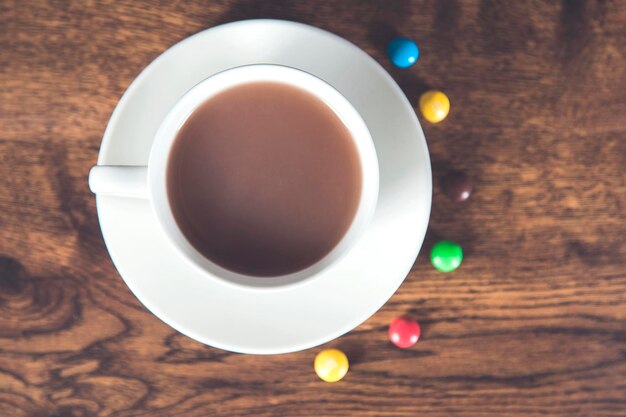 Bonbons avec une tasse de café