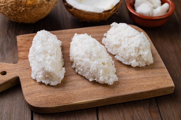 Bonbons traditionnels latino-américains de noix de coco de Cocada avec la noix de coco râpée