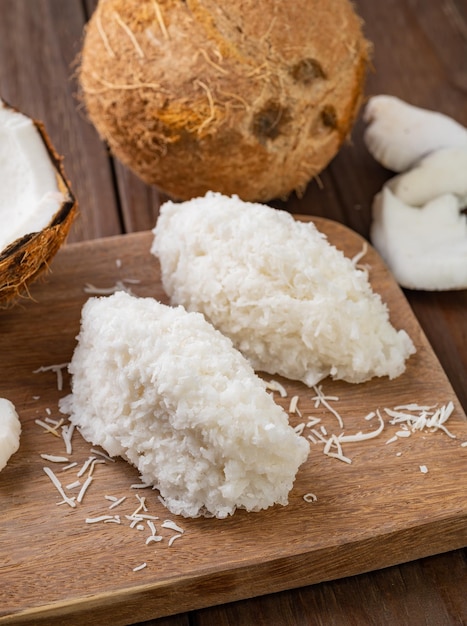 Bonbons traditionnels latino-américains de noix de coco de Cocada avec la noix de coco râpée