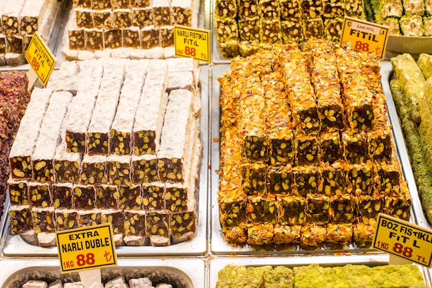 Bonbons traditionnels turcs savoureux sur le marché