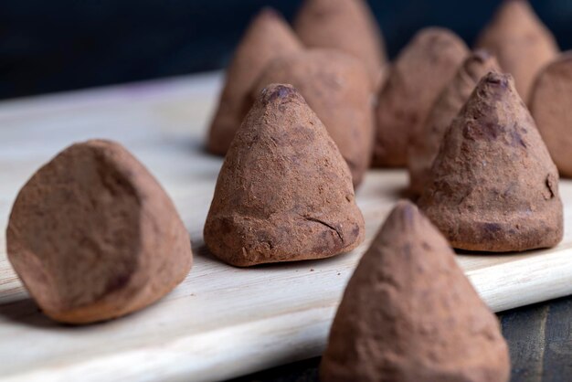 Bonbons à la truffe au chocolat sur le plateau