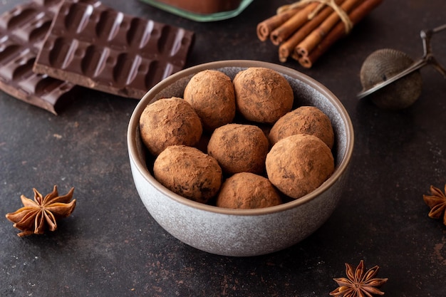 Bonbons à la truffe au chocolat saupoudrés de cacao Dessert Nourriture végétarienne