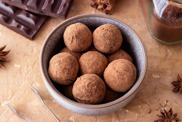 Bonbons à la truffe au chocolat saupoudrés de cacao Dessert Nourriture végétarienne