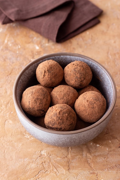 Bonbons à la truffe au chocolat saupoudrés de cacao Dessert Nourriture végétarienne