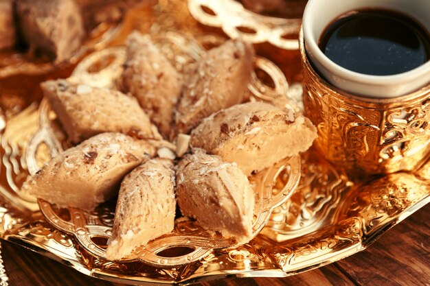 Bonbons turcs avec du café sur une table en bois