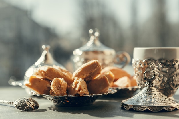 Photo bonbons turcs avec du café sur une table en bois