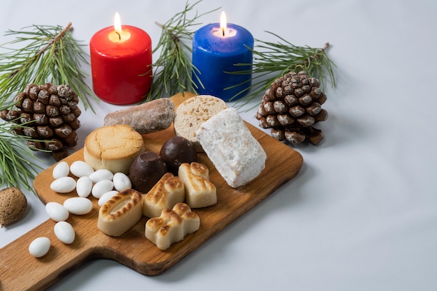 des bonbons typiques de Noël sur la table