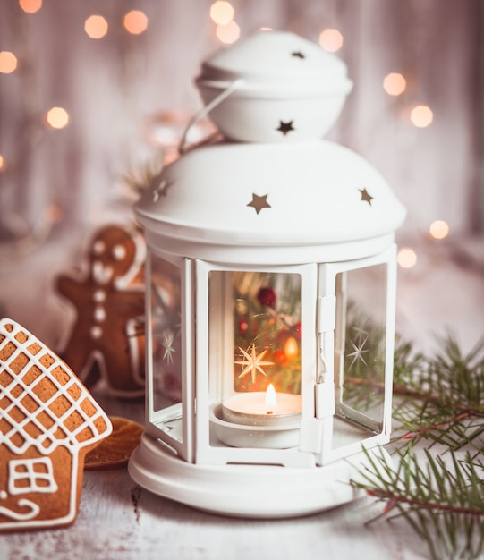 Bonbons de vacances - Père Noël en chausson blanc, décor de Noël