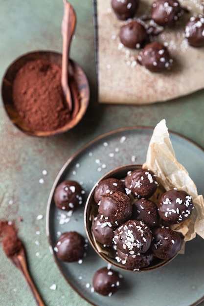 Bonbons végétaliens aux pois chiches et au beurre de cacahuètes enrobés de chocolat Dessert sain sans sucre