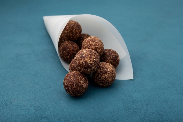 Bonbons végétaliens crus, boules d'énergie aux fruits secs, noix de coco et poudre de caroube