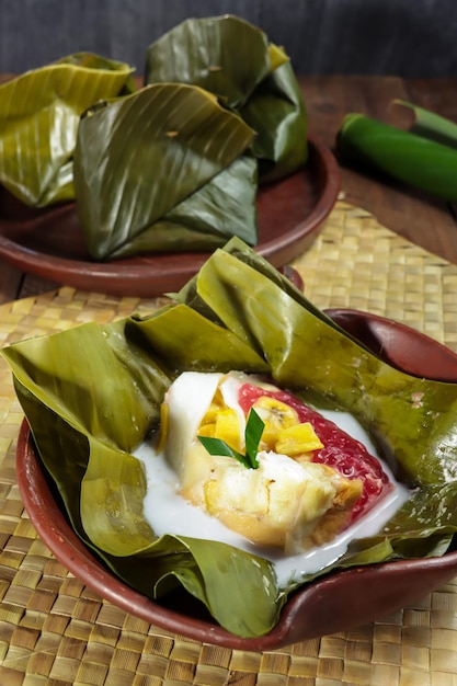 Bongko kopyor ou pis kopyor est fabriqué à partir de sagou perlé de banane et de noix de coco et de tranche de pain