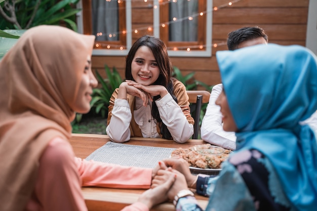 Le bonheur de l'amitié quand on mange de l'iftar ensemble