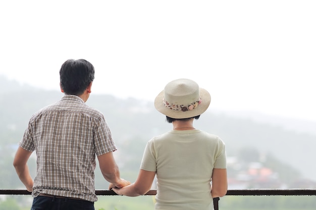 Bonheur asiatique d'âge moyen un couple en vacances.