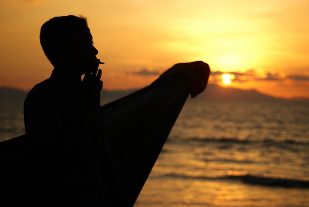 Bonheur au coucher du soleil en indonésien