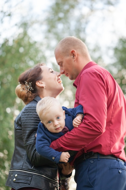 Bonheur dans la vie de famille en journée ensoleillée d&#39;été.