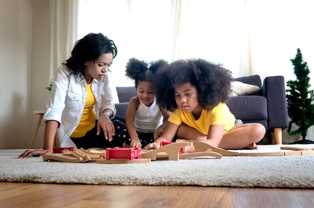 Le bonheur de la diversité des familles de races mixtes