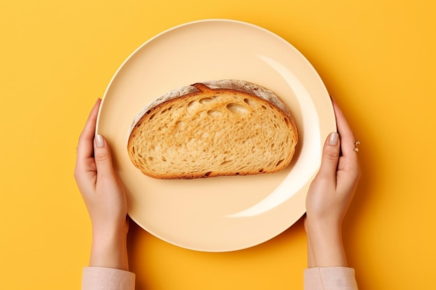 Le bonheur du petit déjeuner créativement posé Les mains féminines soulèvent gracieusement du pain frais pour une étoile délicieuse