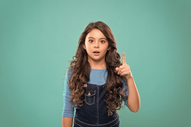 Bonheur de l'enfance Bonne petite fille Beauté et mode mode pour petits enfants Journée internationale des enfants petite fille avec des cheveux parfaits a une idée surprise et inspiration