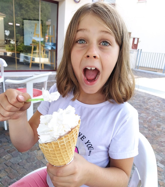 Photo le bonheur des enfants pour les petites choses est la chose la plus pure et la plus belle au monde