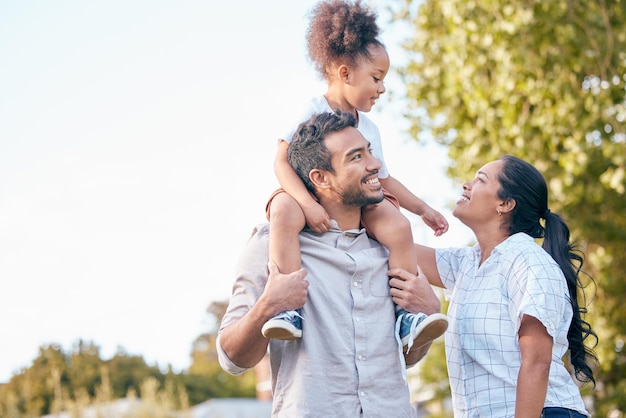 Le bonheur, c'est d'avoir une famille aimante et attentionnée. Photo d'un jeune couple et de leur adorable fille qui passent du temps ensemble à l'extérieur.