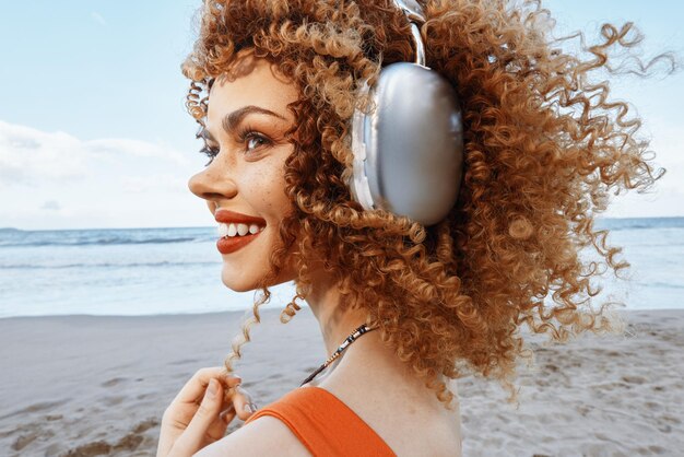 Photo le bonheur de l'été femme souriante jouissant de la liberté et du bonheur à la plage