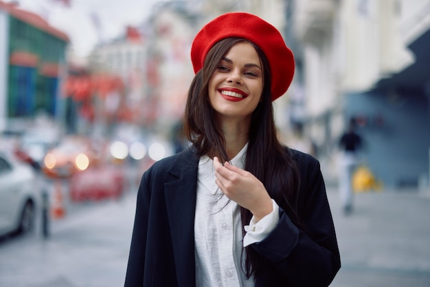 Bonheur femme saute et court suivez-moi promenades promenades dans la ville sur fond d'immeubles de bureaux élégants vêtements vintage à la mode et maquillage printemps marche voyage