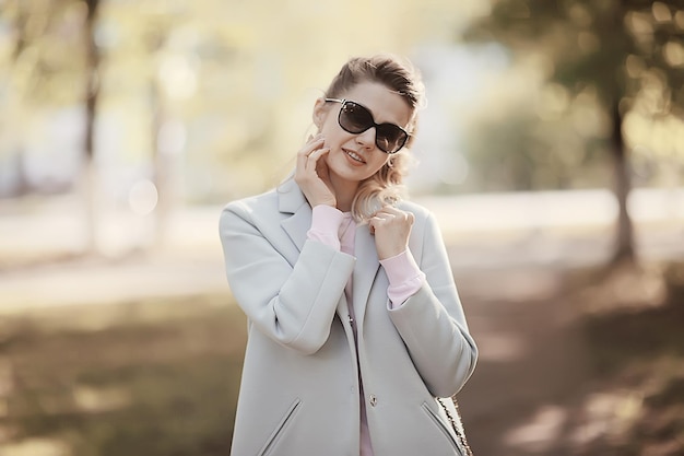 bonheur fille adulte / beau modèle féminin de bonne humeur, joyeuse fille joyeuse belle femme heureuse