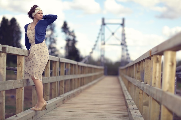 Bonheur de fille d'été voyageant