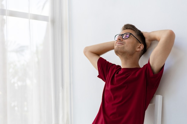 Bonheur homme caucasien souriant en salle blanche