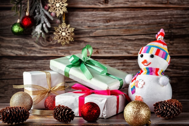 Bonhomme de neige avec des cadeaux et des décorations de Noël