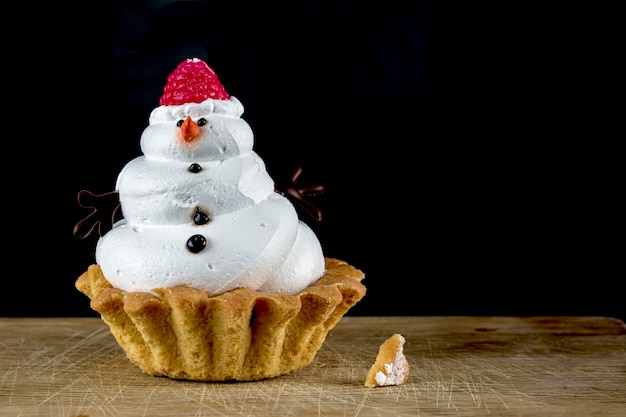 Bonhomme de neige Cupcake Gâteau de Noël sur fond noir